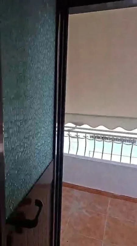 Tirane, jepet me qera apartament 1+1+Ballkon Kati 3, 40 m² 300 € (Hamdi Sulcebe)