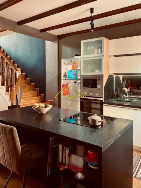 Tirane, jepet me qera apartament 4+1 Kati 1, 135 m² 1.100 € (PALLATI I BRIGADAVE)