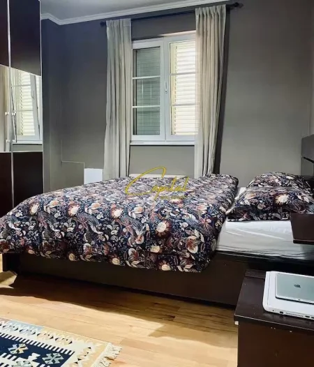 Tirane, jepet me qera apartament 4+1 Kati 1, 135 m² 1.100 € (PALLATI I BRIGADAVE)