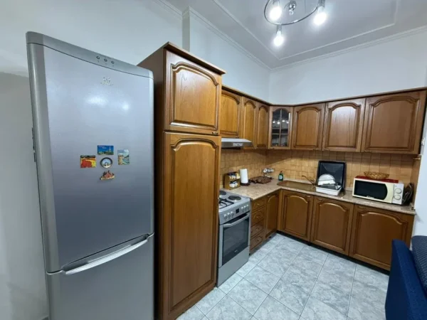 Tirane, jepet me qera apartament 2+1 Kati 4, 100 m² 700 € (Ish Blloku)