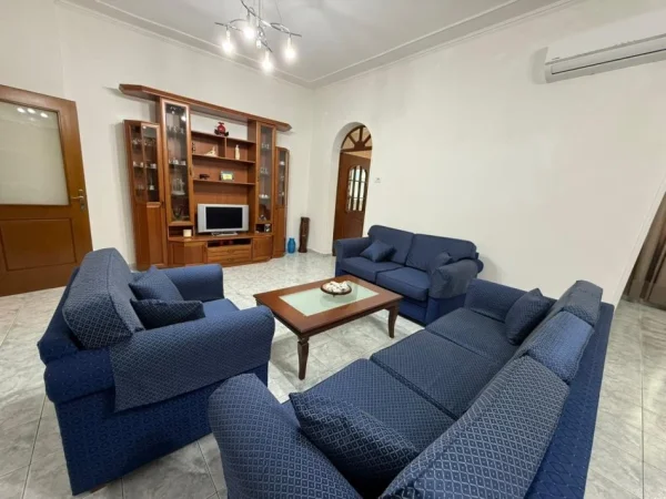 Tirane, jepet me qera apartament 2+1 Kati 4, 100 m² 700 € (Ish Blloku)
