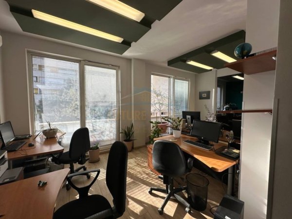 Tirane, jepet me qera ambjent biznesi Kati 3, 120 m² 1.700 € (Shallvaret)