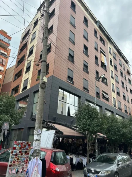 JEPET SHTEPI ME QERA PER ZYRA, PRANE TREGUT ÇAM NE RRUGEN E KAVAJES,   1.400 €URO