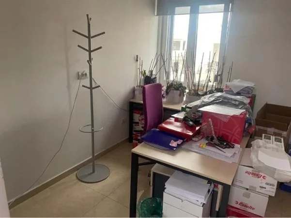 JEPET SHTEPI ME QERA PER ZYRA, PRANE TREGUT ÇAM NE RRUGEN E KAVAJES,   1.400 €URO