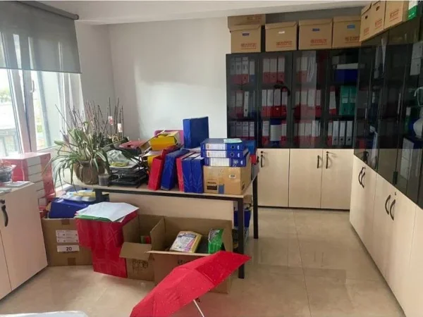 JEPET SHTEPI ME QERA PER ZYRA, PRANE TREGUT ÇAM NE RRUGEN E KAVAJES,   1.400 €URO