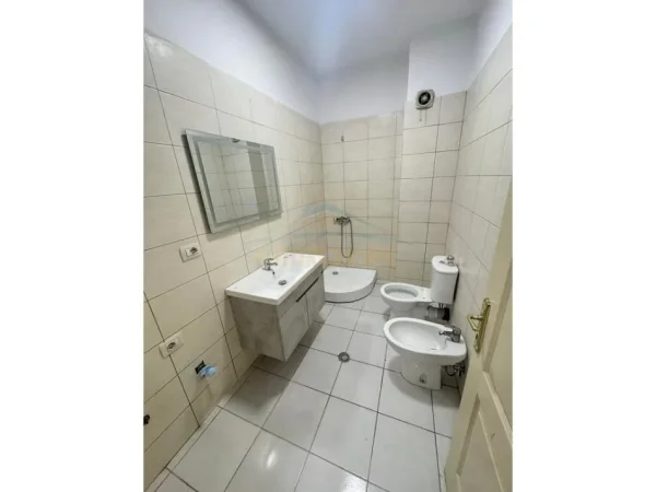 Tirane, shitet apartament 1+1 Kati 8, 70 m² 119.000 € (Astir)