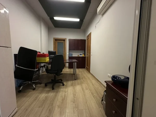 Tirane, jepet me qera zyre Kati 3, 120 m² 1.700 € (Shallvaret)
