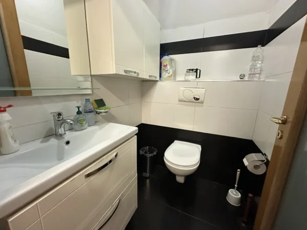 Tirane, jepet me qera zyre Kati 3, 120 m² 1.700 € (Shallvaret)