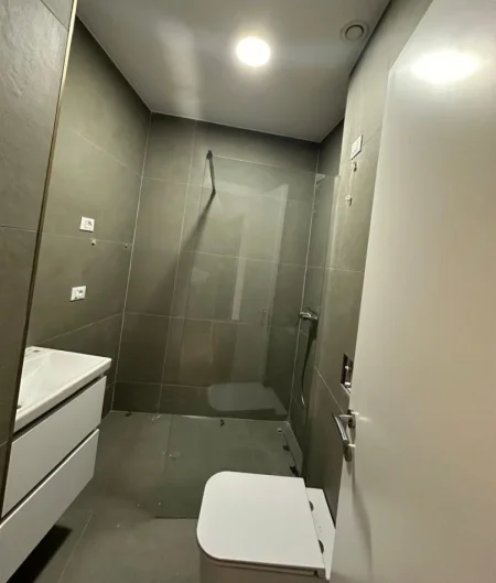 Tirane, jepet me qera apartament 2+1 Kati 4, 110 m² 1.800 € (LAKE VIEW REZIDENCE)