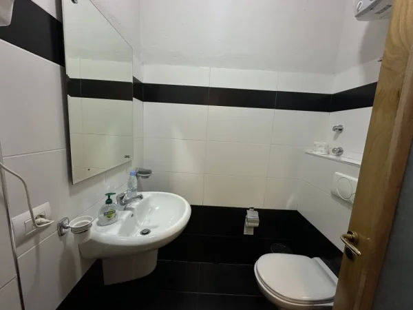 Tirane, jepet me qera zyre Kati 3, 120 m² 1.700 € (Shallvaret)