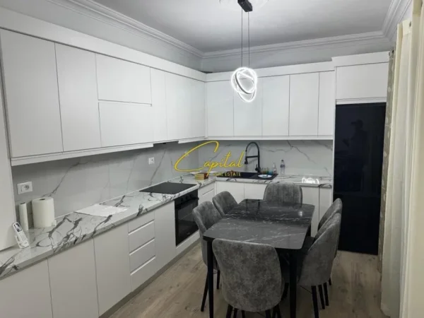 Tirane, jepet me qera apartament 2+1 Kati 3, 120 m² 630 € (SAUK)