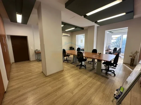 Tirane, jepet me qera ambjent biznesi Kati 3, 120 m² 1.700 € (Shallvaret)