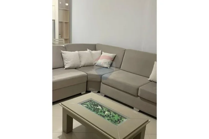 Tirane, jepet me qera 1+1 , 55 m² 500 € (Astir)