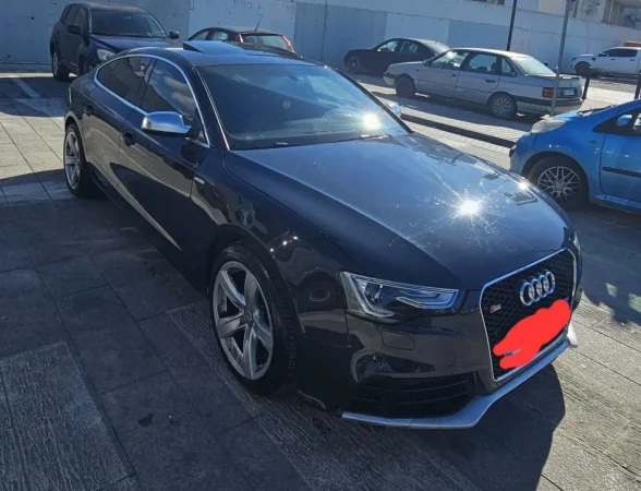 Tirane, shitet makine Audi A5 Look Rs5 Nafte, gri e erret automatik Klima 193.000 km 8.700 €
