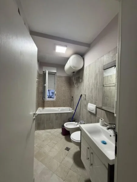 Tirane, jepet me qera apartament 2+1+Ballkon Kati 3, 80 m² 620 € (21 DHJETORI, KOMPLEKSI MAGNET)