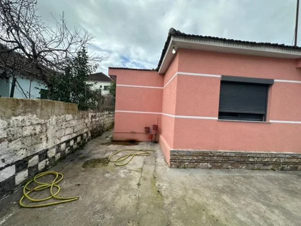 Durres, shitet shtepi 3+1 Kati 1, 95 m² 130.000 € (shijak,4-rruget)