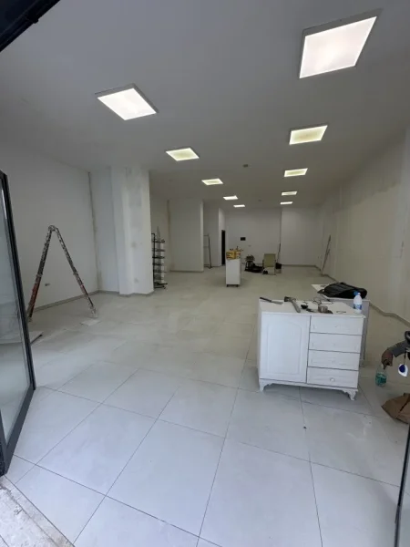 Tirane, jepet me qera dyqan Kati 0, 120 m² 1.500 € (Yzberisht ,rruga 3 Deshmoret)