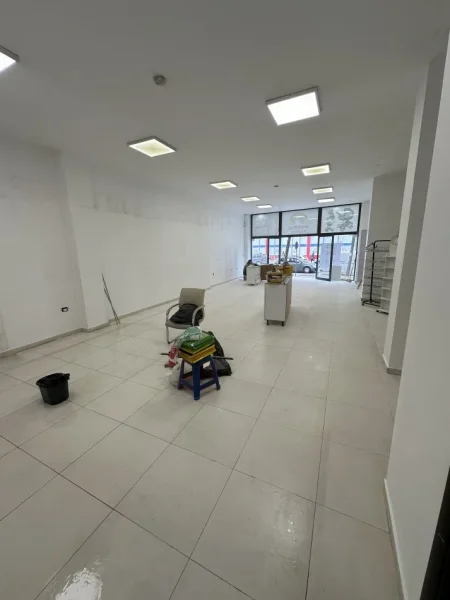 Tirane, jepet me qera dyqan Kati 0, 120 m² 1.500 € (Yzberisht ,rruga 3 Deshmoret)
