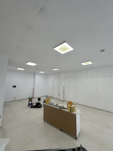 Tirane, jepet me qera dyqan Kati 0, 120 m² 1.500 € (Yzberisht ,rruga 3 Deshmoret)