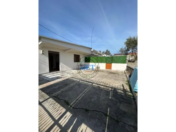 Durres, jepet me qera 2+1 Kati 1, 130 m² 250 € (Porto Romano)