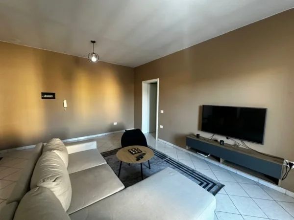 Vlore, jepet me qera apartament 2+1 Kati 5, 90 m² 363 € (Rruga Hasan Kushta, Vlorë)
