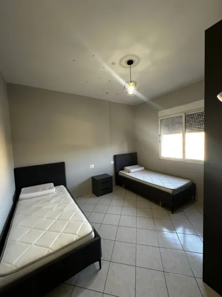 Vlore, jepet me qera apartament 2+1 Kati 5, 90 m² 363 € (Rruga Hasan Kushta, Vlorë)