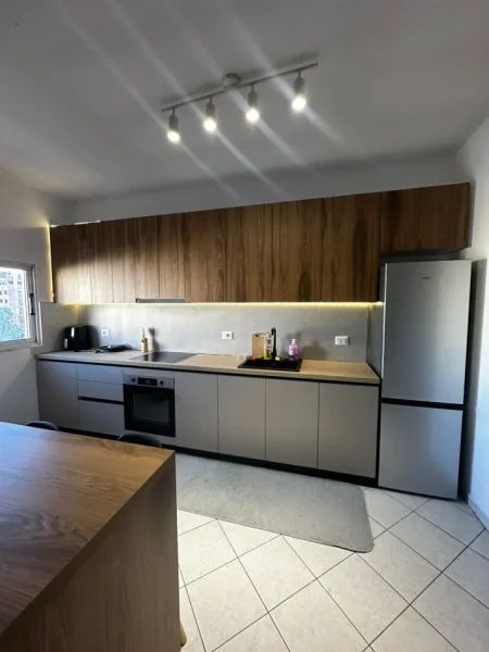 Vlore, jepet me qera apartament 2+1 Kati 5, 90 m² 363 € (Rruga Hasan Kushta, Vlorë)