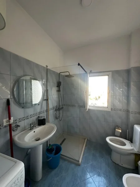 Vlore, jepet me qera apartament 2+1 Kati 5, 90 m² 363 € (Rruga Hasan Kushta, Vlorë)
