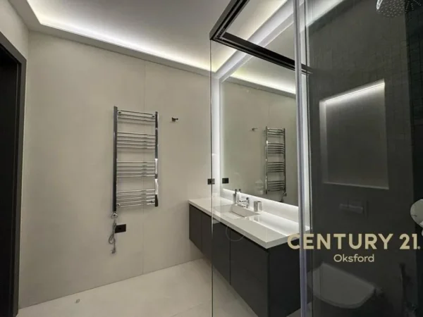 Tirane, jepet me qera apartament 1+1+Ballkon Kati 5, 78 m² 1.000 € (Kompleksi Delijorgji)