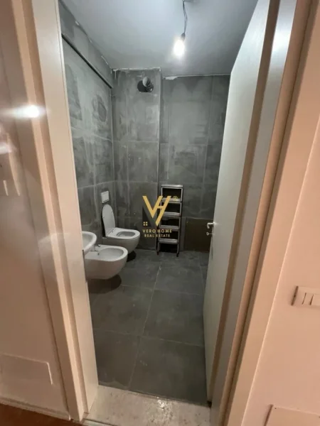 Tirane, jepet me qera zyre Kati 1, 56 m² 380 € (UNIVERS CITY)