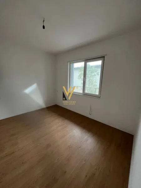 Tirane, jepet me qera zyre Kati 1, 56 m² 380 € (UNIVERS CITY)