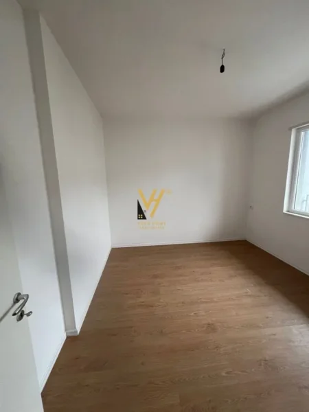 Tirane, jepet me qera zyre Kati 1, 56 m² 380 € (UNIVERS CITY)