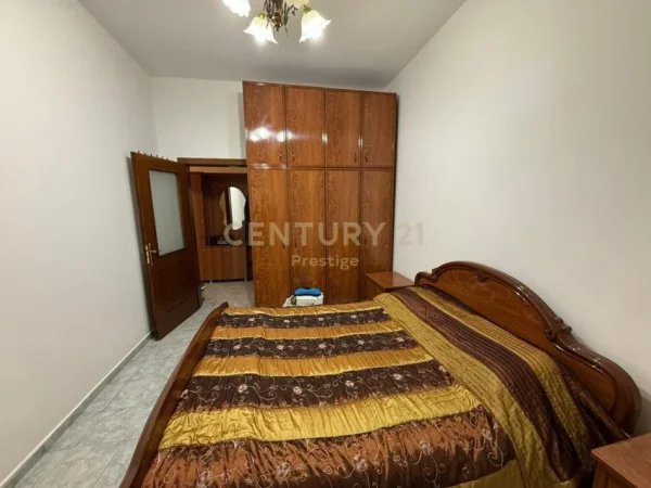 Tirane, jepet me qera apartament 2+1 Kati 4, 1 m² 700 € (bllok)