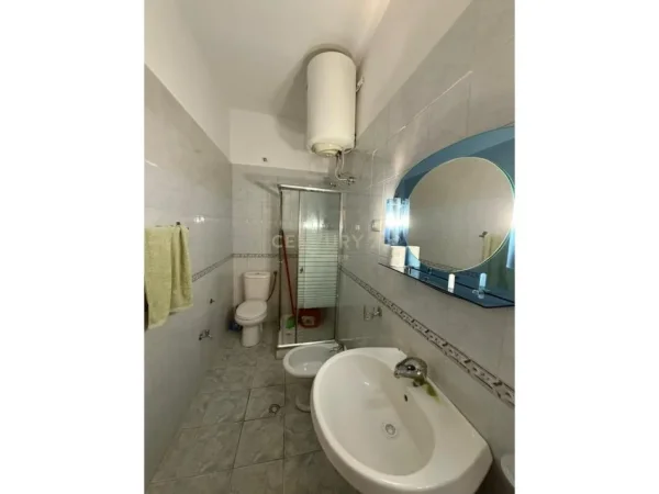 Tirane, jepet me qera apartament 2+1 Kati 4, 1 m² 700 € (bllok)