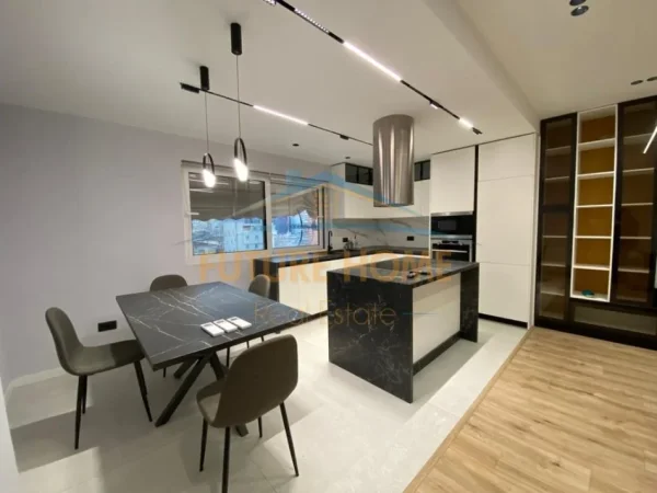 Tirane, jepet me qera apartament 2+1 Kati 10, 130 m² 1.100 € (myslym shyr)