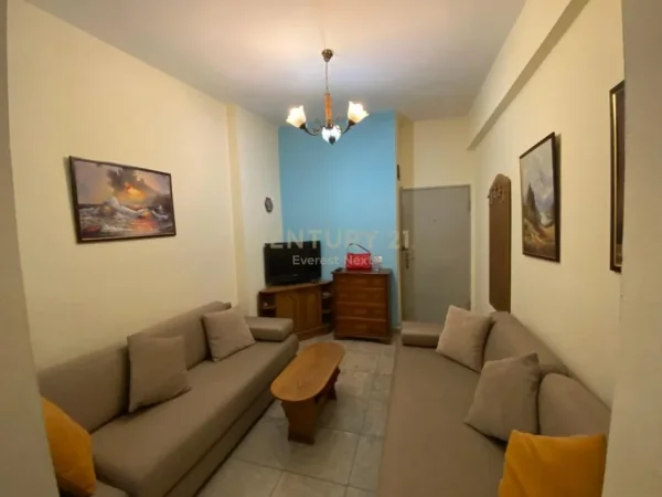 Tirane, jepet me qera apartament 1+1 Kati 4, 40 m² 500 € (Ish Bllok)