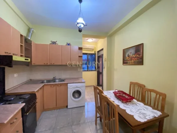Tirane, jepet me qera apartament 1+1 Kati 4, 40 m² 500 € (Ish Bllok)