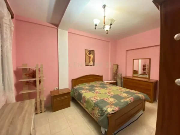 Tirane, jepet me qera apartament 1+1 Kati 4, 40 m² 500 € (Ish Bllok)