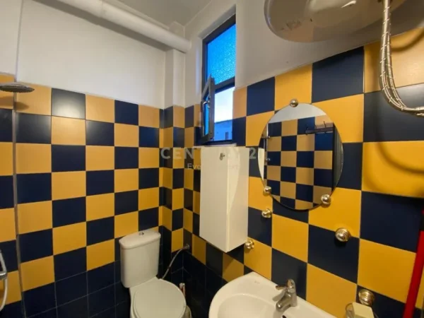 Tirane, jepet me qera apartament 1+1 Kati 4, 40 m² 500 € (Ish Bllok)