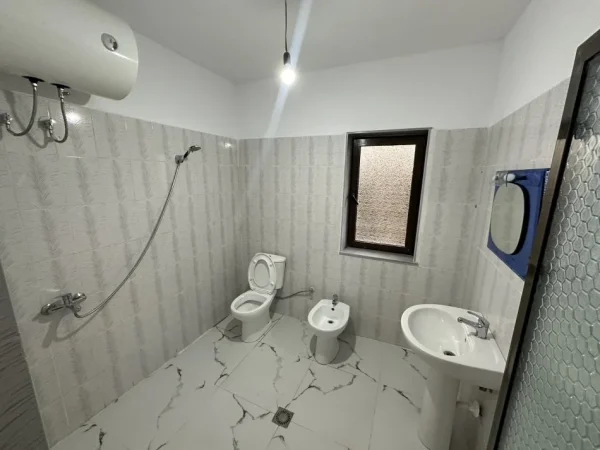 Tirane, jepet me qera shtepi 2+1 Kati 1, 90 m² 380 € (Misto Mame Yzberisht)