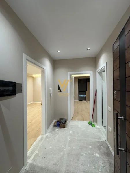 Tirane, jepet me qera zyre Kati 1, 64 m² 450 € (URGAN GATE,ASTIR)