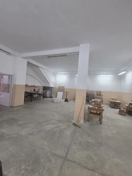 Tirane, jepet me qera ambjent biznesi Kati 0, 230 m² 850 € (Rruga Vorpsi)