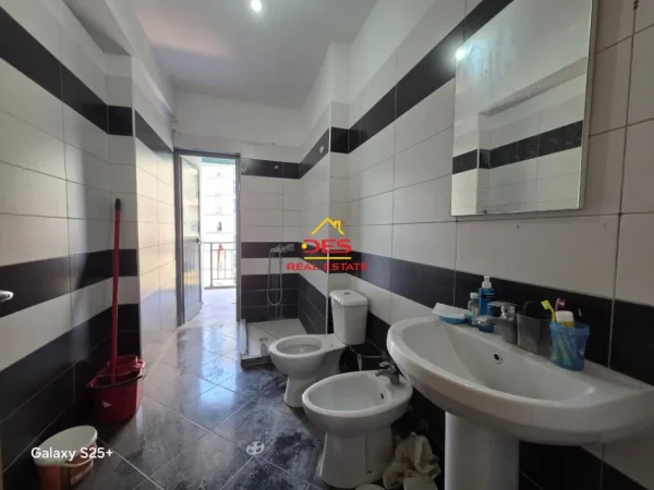 Vlore, shitet apartament 2+1+Ballkon Kati 4, 116 m² 200.000 € (Rruga Çajupi)