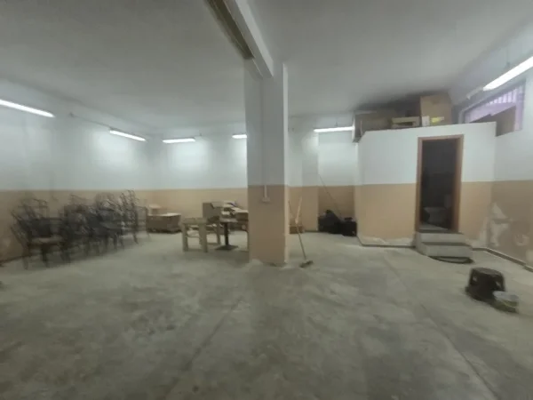 Tirane, jepet me qera ambjent biznesi Kati 0, 230 m² 850 € (Rruga Vorpsi)