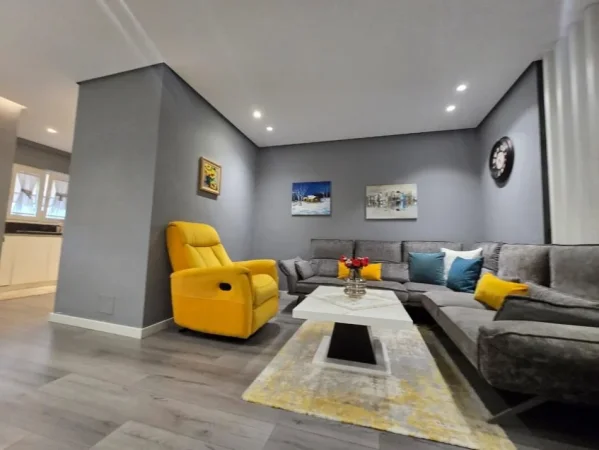 Tirane, shitet apartament 2+1 , 108 m² 