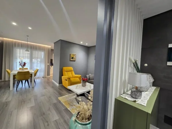 Tirane, shitet apartament 2+1 , 108 m² 