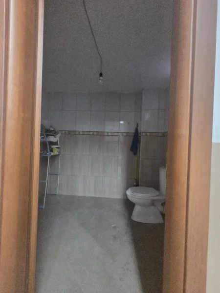 Tirane, jepet me qera ambjent biznesi Kati 0, 230 m² 850 € (Rruga Vorpsi)