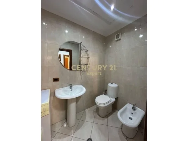 Tirane, jepet me qera apartament 2+1 Kati 5, 112 m² 800 € (21 Dhjetori)