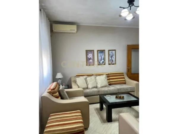 Tirane, jepet me qera apartament 2+1 Kati 5, 80 m² 700 € (Ambasada Amerikane)