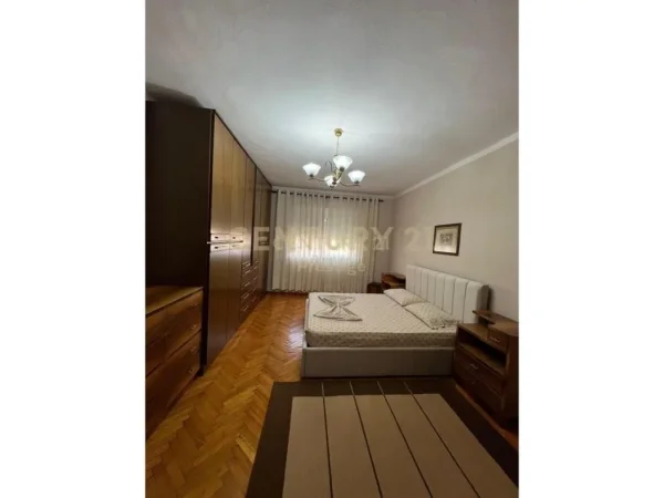 Tirane, jepet me qera apartament 2+1 Kati 5, 80 m² 700 € (Ambasada Amerikane)